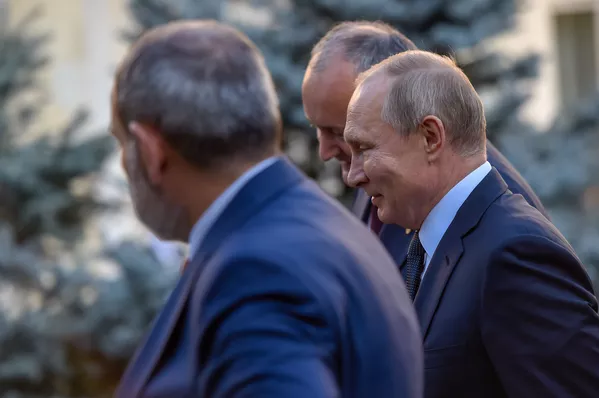 Премьер-министр Армении Никол Пашинян, президенты России и Молдовы Владимир Путин и Игорь Додон во дворе резиденции президента Армении Премьер-министр Армении Никол Пашинян, президенты России и Молдовы Владимир Путин и Игорь Додон во дворе резиденции президента Армении - Sputnik Армения