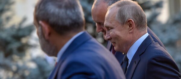 Премьер-министр Армении Никол Пашинян, президенты России и Молдовы Владимир Путин и Игорь Додон во дворе резиденции президента Армении - Sputnik Արմենիա