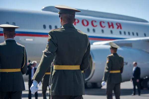 Солдаты почетного караула у самолета президента России в аэропорту Звартноц Солдаты почетного караула у самолета президента России в аэропорту Звартноц - Sputnik Армения