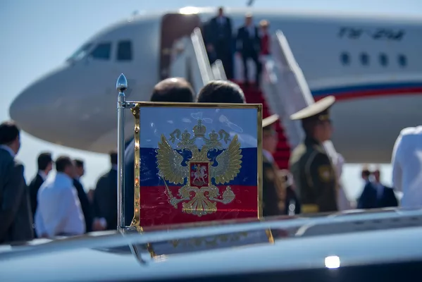 Флаг с гербом России на автомобиле президента России в аэропорту Звартноц Флаг с гербом России на автомобиле президента России в аэропорту Звартноц - Sputnik Армения