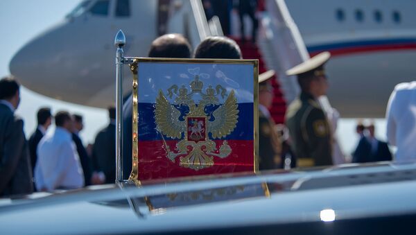 Флаг с гербом России на автомобиле президента России в аэропорту Звартноц - Sputnik Армения