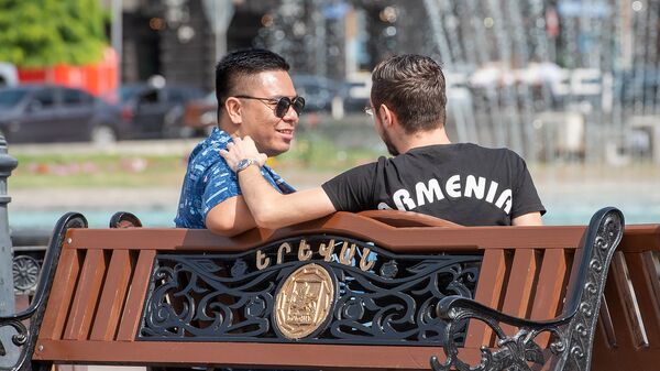 Беседа туриста и местного жителя на площади Республики - Sputnik Армения