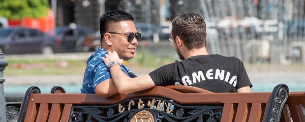 Беседа туриста и местного жителя на площади Республики - Sputnik Армения
