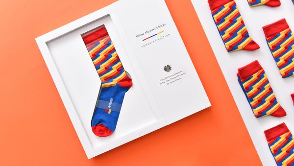 Носки в подарок канадскому премьер-министру Джастину Трюдо от армянских дизайнеров - Sputnik Армения