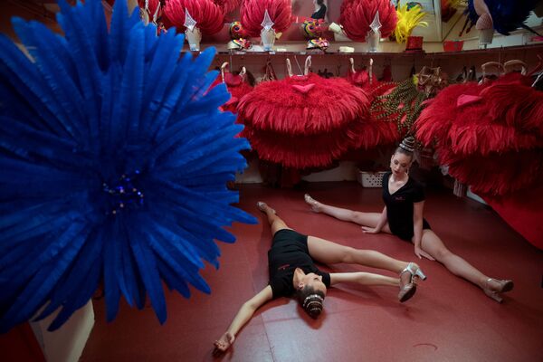 Танцовщицы Мулен Руж Клодин Ван Ден Берг и Аманда перед выходом на сцену - Sputnik Армения