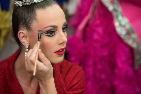 Танцовщица Мулен Руж Клодин Ван Ден Берг наносит макияж перед выходом на сцену - Sputnik Армения