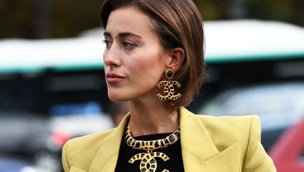Девушка в украшениях Chanel на Парижской неделе моды - Sputnik Армения