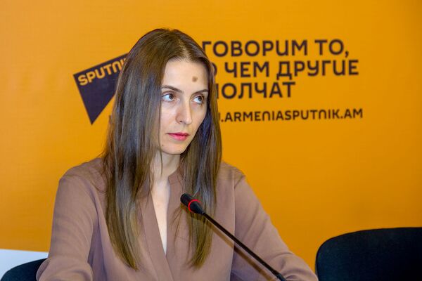 Պետական պաշտոնյան իրավապահների աչքի առաջ կարմիրգրքյան 2 արջ է պահում. «Դինգո թիմ» Պետական պաշտոնյան իրավապահների աչքի առաջ կարմիրգրքյան 2 արջ է պահում. «Դինգո թիմ» - Sputnik Արմենիա