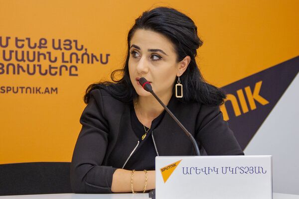 Պետական պաշտոնյան իրավապահների աչքի առաջ կարմիրգրքյան 2 արջ է պահում. «Դինգո թիմ» Պետական պաշտոնյան իրավապահների աչքի առաջ կարմիրգրքյան 2 արջ է պահում. «Դինգո թիմ» - Sputnik Արմենիա