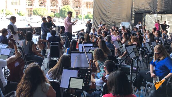 Երևանի կենտրոնում երաժշտական «խառնաշփոթ» է. WCIT-2019 նվագախմբի գլխավոր փորձի տեսանյութը - Sputnik Արմենիա