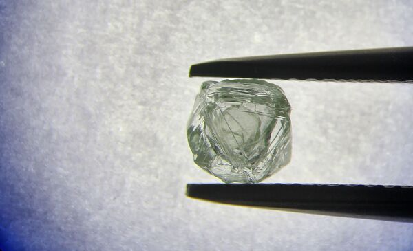 Два в одном - в Якутии найден уникальный алмаз, который уже назвали чудом природы Два в одном - в Якутии найден уникальный алмаз, который уже назвали чудом природы - Sputnik Армения