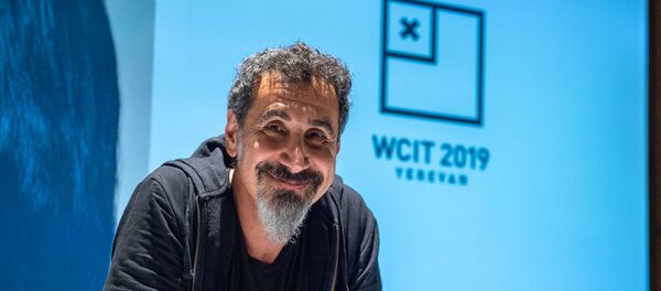 Визит гостя WCIT 2019, вокалиста группы System of a Down Сержа Танкяна в Ереван (5 октября 2019). Звартноц - Sputnik Армения