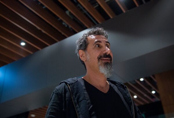 Вереница звезд: в аэропорту Звартноц появился Серж Танкян - фото - Sputnik Армения