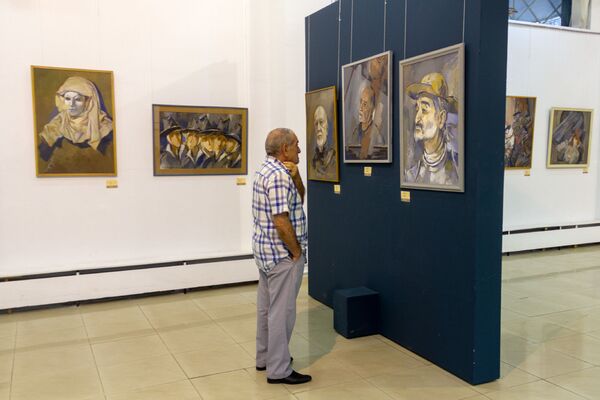 Разбившийся Черный квадрат и пойманный взгляд Андраника: краски Рубена Арутчяна Разбившийся Черный квадрат и пойманный взгляд Андраника: краски Рубена Арутчяна - Sputnik Армения