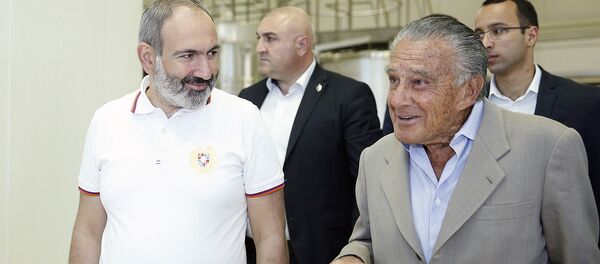 Премьер-министр Никол Пашинян и аргентинский бизнесмен армянского происхождения Эдуардо Эрнекян - Sputnik Армения