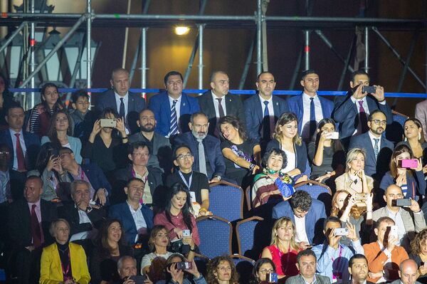 Торжественный старт WCIT-2019: Пашинян с семьей пришли на концерт Армина ван Бюрена Торжественный старт WCIT-2019: Пашинян с семьей пришли на концерт Армина ван Бюрена - Sputnik Армения