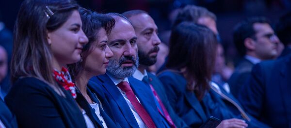 Премьер-министр Никол Пашинян с семьей на открытии WCIT 2019 (7 октября 2019). Еревaн - Sputnik Արմենիա