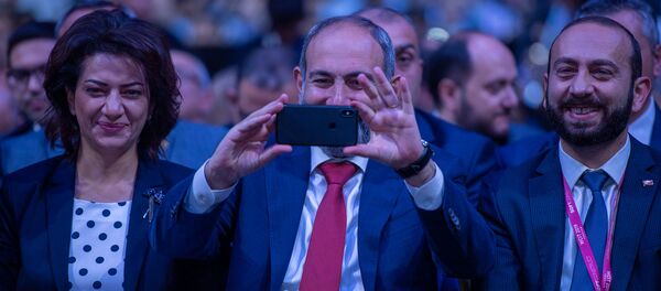 Премьер-министр Никол Пашинян с семьей и спикер НС Арарат Мирзоян на открытии WCIT 2019 (7 октября 2019). Еревaн - Sputnik Армения