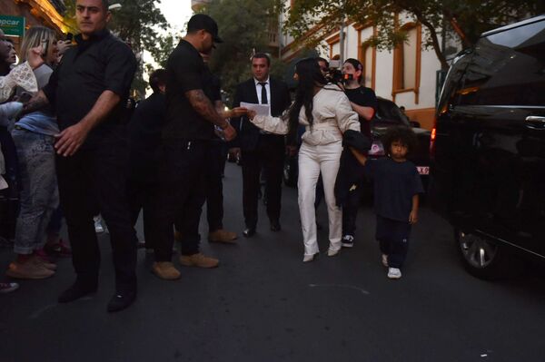 Քարդաշյանը քրոջ և որդու հետ ճաշել է երևանյան ռեստորաններից մեկում. հաշիվը դեռ փակված չէ Քարդաշյանը քրոջ և որդու հետ ճաշել է երևանյան ռեստորաններից մեկում. հաշիվը դեռ փակված չէ - Sputnik Արմենիա