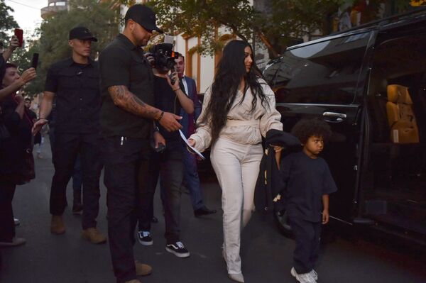 Քարդաշյանը քրոջ և որդու հետ ճաշել է երևանյան ռեստորաններից մեկում. հաշիվը դեռ փակված չէ Քարդաշյանը քրոջ և որդու հետ ճաշել է երևանյան ռեստորաններից մեկում. հաշիվը դեռ փակված չէ - Sputnik Արմենիա