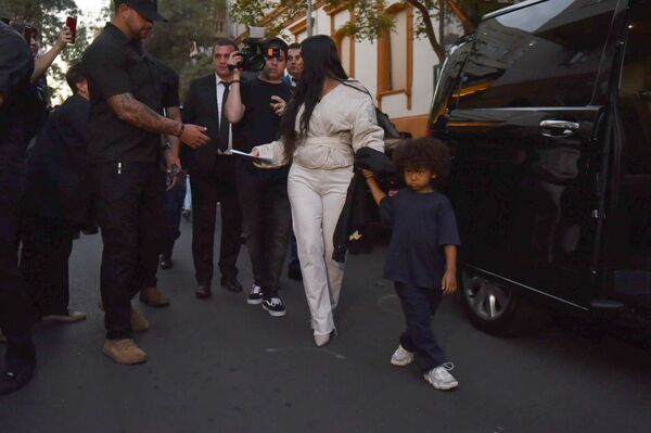 Քարդաշյանը քրոջ և որդու հետ ճաշել է երևանյան ռեստորաններից մեկում. հաշիվը դեռ փակված չէ Քարդաշյանը քրոջ և որդու հետ ճաշել է երևանյան ռեստորաններից մեկում. հաշիվը դեռ փակված չէ - Sputnik Արմենիա