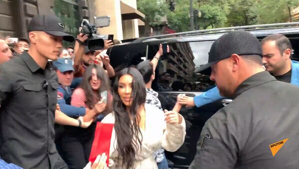Фанаты встречают Ким Кардашьян на выходе из гостиницы в Ереване - Sputnik Армения