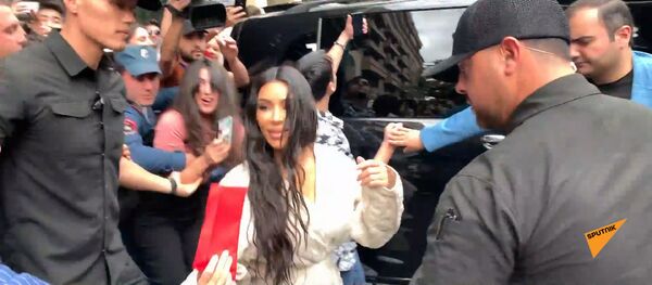 Երևանում երկրպագուները դիմավորում են հյուրանոցից դուրս եկող Քիմ Քարդաշյանին - Sputnik Արմենիա