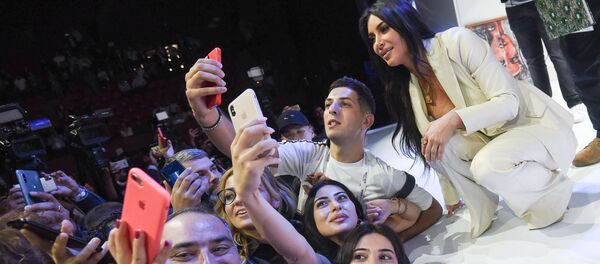 Ким Кардашьян делает селфи счастниками форума WCIT 2019 (8 октября 2019). Ереван - Sputnik Արմենիա