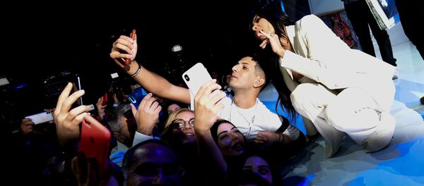 Ким Кардашьян делает селфи с участниками форума WCIT 2019 (8 октября 2019). Ереван - Sputnik Արմենիա