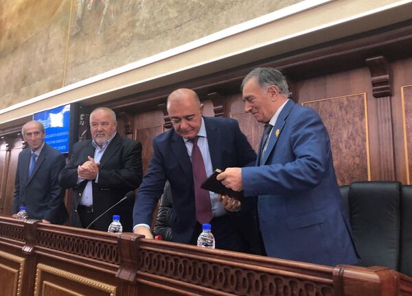 Գյումրու պատվավոր քաղաքացիների թիվն ավելացավ 2-ով. Կոմանդոսի ու Մլքեյանի խոստովանությունը - Sputnik Արմենիա