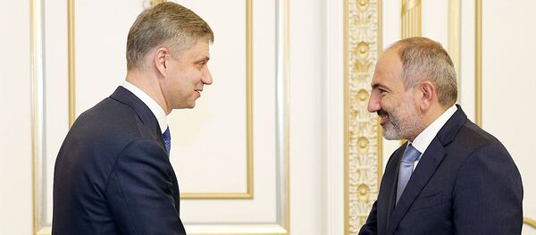 Премьер-министр РА Никол Пашинян c генеральным директором ОАО Российские железные дороги Олегом Белозеровым (8 октября 2019) Ереван - Sputnik Արմենիա