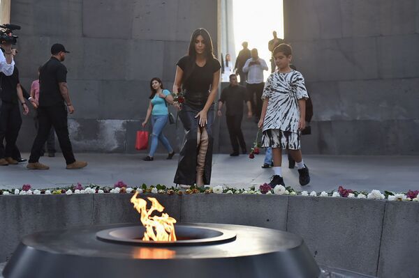 Քարդաշյանը երեխաների հետ կարմիր վարդեր դրեց Ծիծեռնակաբերդի անմար կրակի մոտ. տեսանյութ - Sputnik Արմենիա