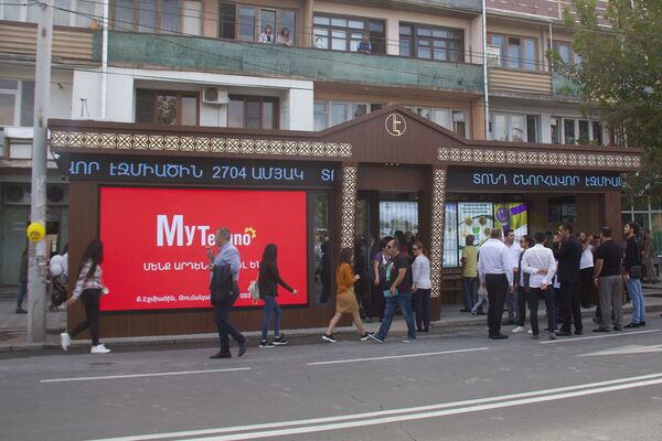 Էջմիածինն արդեն առաջին խելացի կանգառն ունի. մարդիկ կարող են սուրճ խմելով սպասել ավտոբուսին - Sputnik Արմենիա