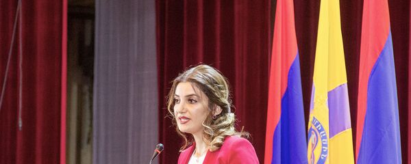 Мэр города Эчмиадзина Диана Гаспарян Мэр города Эчмиадзина Диана Гаспарян - Sputnik Արմենիա