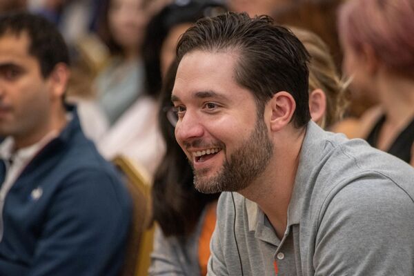 Ненавидел теннис, но любил Гвен: крутой сюрприз для Оганяна на презентации в Ереване Ненавидел теннис, но любил Гвен: крутой сюрприз для Оганяна на презентации в Ереване - Sputnik Армения