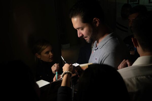 Ненавидел теннис, но любил Гвен: крутой сюрприз для Оганяна на презентации в Ереване Ненавидел теннис, но любил Гвен: крутой сюрприз для Оганяна на презентации в Ереване - Sputnik Армения