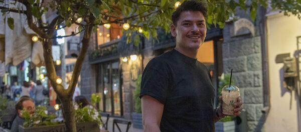 Визажист Ким Кардашян Марио Дедиванович на улице Абовяна (7 октября 2019). Еревaн Визажист Ким Кардашян Марио Дедиванович на улице Абовяна (7 октября 2019). Еревaн - Sputnik Արմենիա