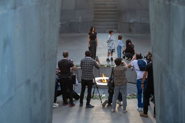 Ким Кардашьян посетила мемориальный комплекс Цицернакаберд (8 октября 2019). Ереван - Sputnik Армения