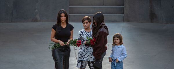 Ким Кардашьян посетила мемориальный комплекс Цицернакаберд (8 октября 2019). Ереван - Sputnik Армения