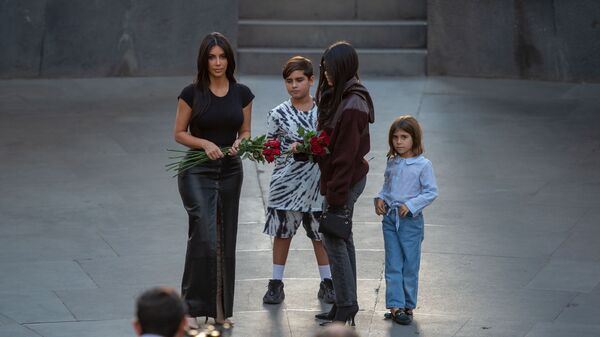 Ким Кардашьян посетила мемориальный комплекс Цицернакаберд (8 октября 2019). Ереван - Sputnik Армения