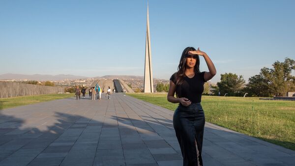 Ким Кардашьян посетила мемориальный комплекс Цицернакаберд (8 октября 2019). Ереван - Sputnik Армения
