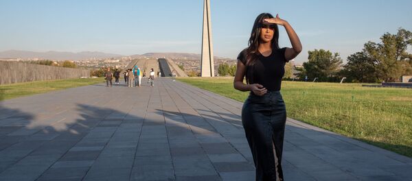 Ким Кардашьян посетила мемориальный комплекс Цицернакаберд (8 октября 2019). Ереван - Sputnik Армения