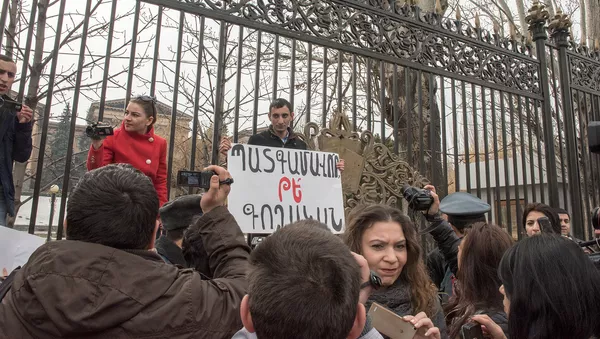 На митинге перед зданием НС РА журналисты и общественные активисты требуют официальных извинений от депутата Мгера Седракяна - Sputnik Армения