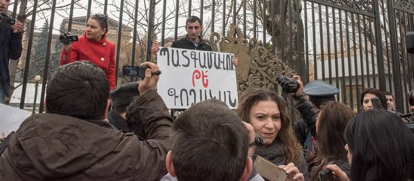 На митинге перед зданием НС РА журналисты и общественные активисты требуют официальных извинений от депутата Мгера Седракяна На митинге перед зданием НС РА журналисты и общественные активисты требуют официальных извинений от депутата Мгера Седракяна - Sputnik Արմենիա