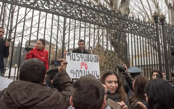 На митинге перед зданием НС РА журналисты и общественные активисты требуют официальных извинений от депутата Мгера Седракяна На митинге перед зданием НС РА журналисты и общественные активисты требуют официальных извинений от депутата Мгера Седракяна - Sputnik Армения