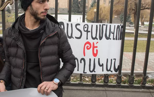 На митинге перед зданием НС РА журналисты и общественные активисты требуют официальных извинений от депутата Мгера Седракяна На митинге перед зданием НС РА журналисты и общественные активисты требуют официальных извинений от депутата Мгера Седракяна - Sputnik Армения