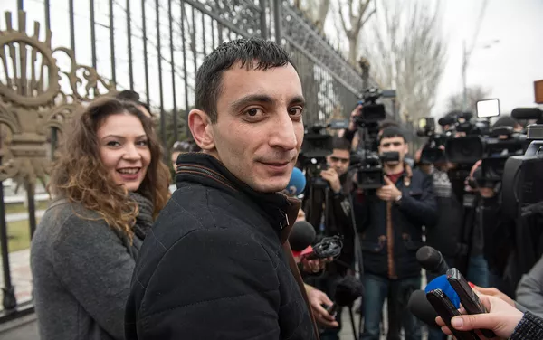 На митинге перед зданием НС РА журналисты и общественные активисты требуют официальных извинений от депутата Мгера Седракяна На митинге перед зданием НС РА журналисты и общественные активисты требуют официальных извинений от депутата Мгера Седракяна - Sputnik Армения