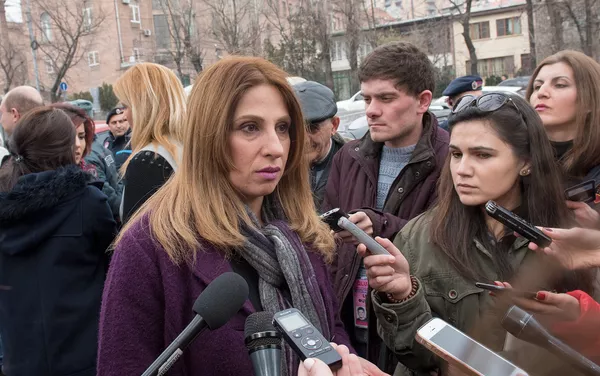 На митинге перед зданием НС РА журналисты и общественные активисты требуют официальных извинений от депутата Мгера Седракяна На митинге перед зданием НС РА журналисты и общественные активисты требуют официальных извинений от депутата Мгера Седракяна - Sputnik Армения