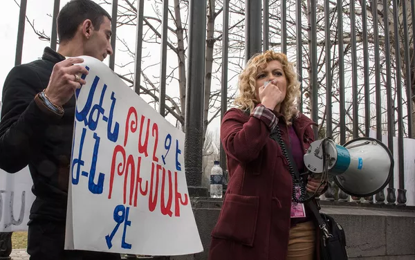 На митинге перед зданием НС РА журналисты и общественные активисты требуют официальных извинений от депутата Мгера Седракяна На митинге перед зданием НС РА журналисты и общественные активисты требуют официальных извинений от депутата Мгера Седракяна - Sputnik Армения