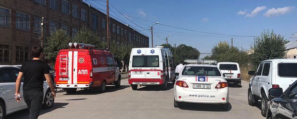 Сотрудники правоохранительных органов у здания школы No 15 (9 октября 2019). Гюмри - Sputnik Արմենիա